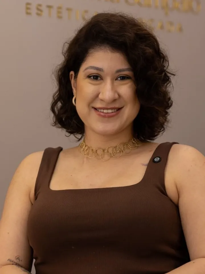 Dra. Paloma Sampaio, biomédica esteta, sorrindo no consultório